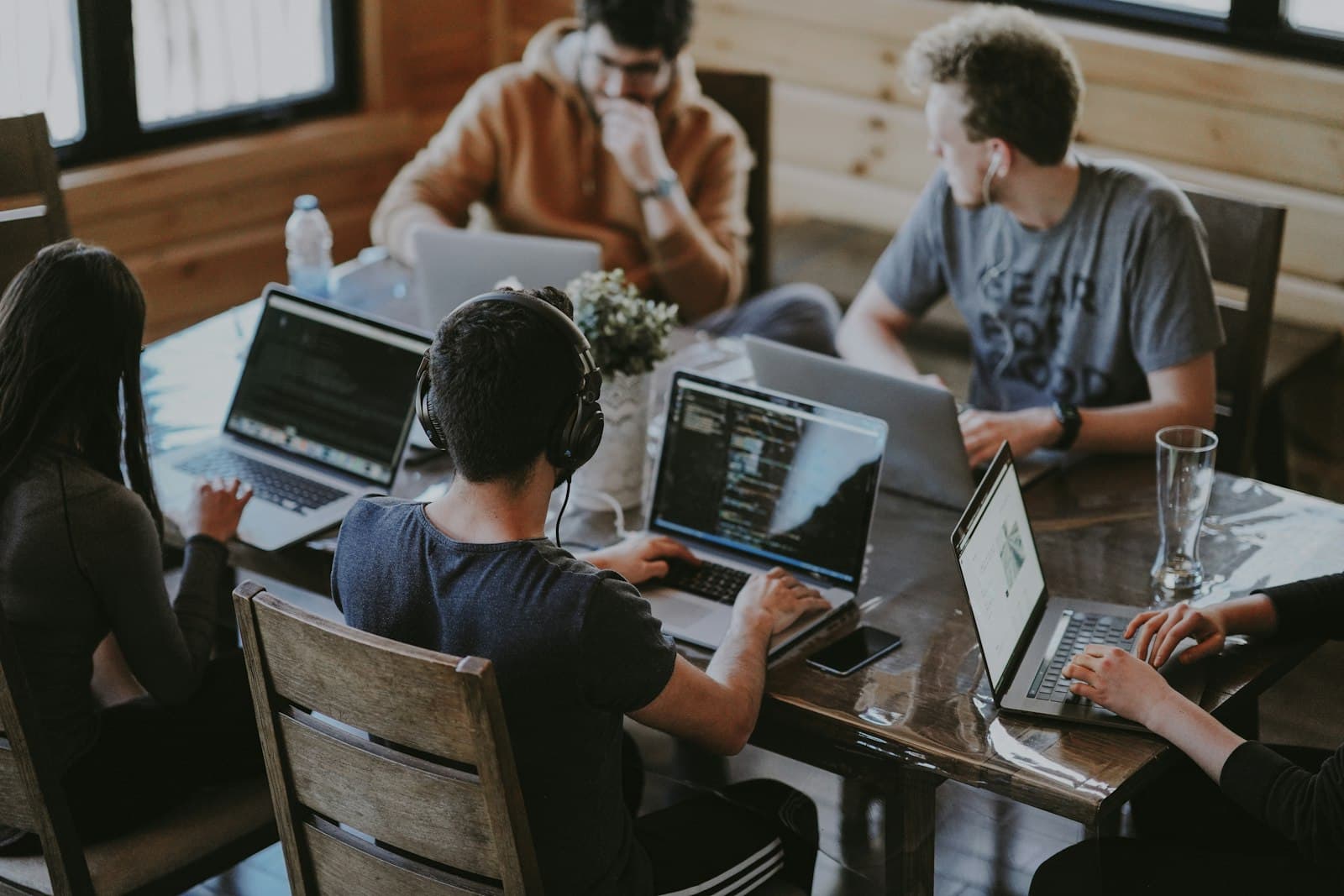 Team arbeitet gemeinsam an Laptops