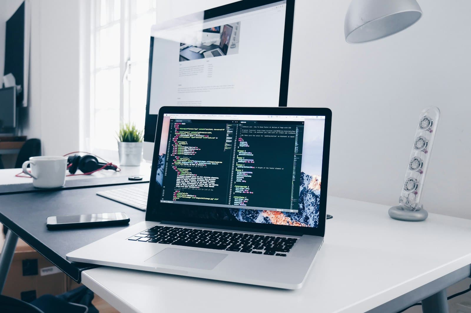 Arbeitsplatz mit Code auf dem Bildschirm